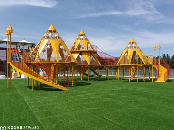 2022年8月，江蘇徐州紅楓森林公園，無動(dòng)力游樂項(xiàng)目落地完成，占地15000平，總投資300萬。
