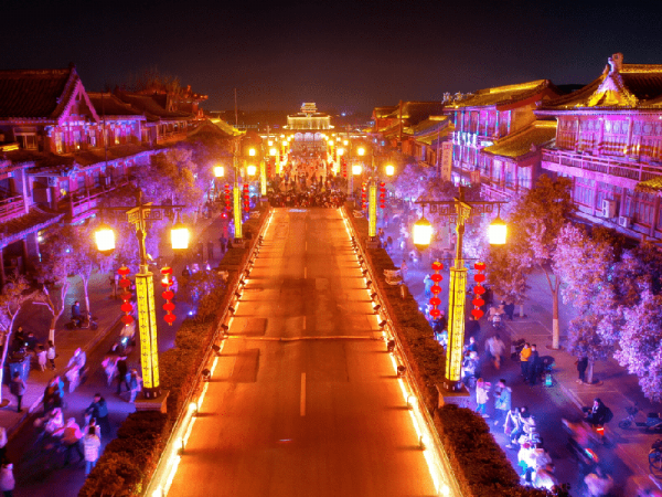 2022年12月，山東省泰安市大宋不 夜城項(xiàng)目全面啟動(dòng)，日接待客流量15萬人次，火爆全國。